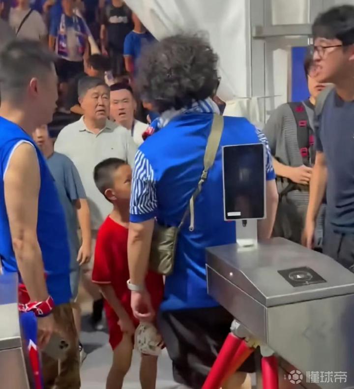 曹赟定:带孩子看球被围攻,足球还能喜欢吗?